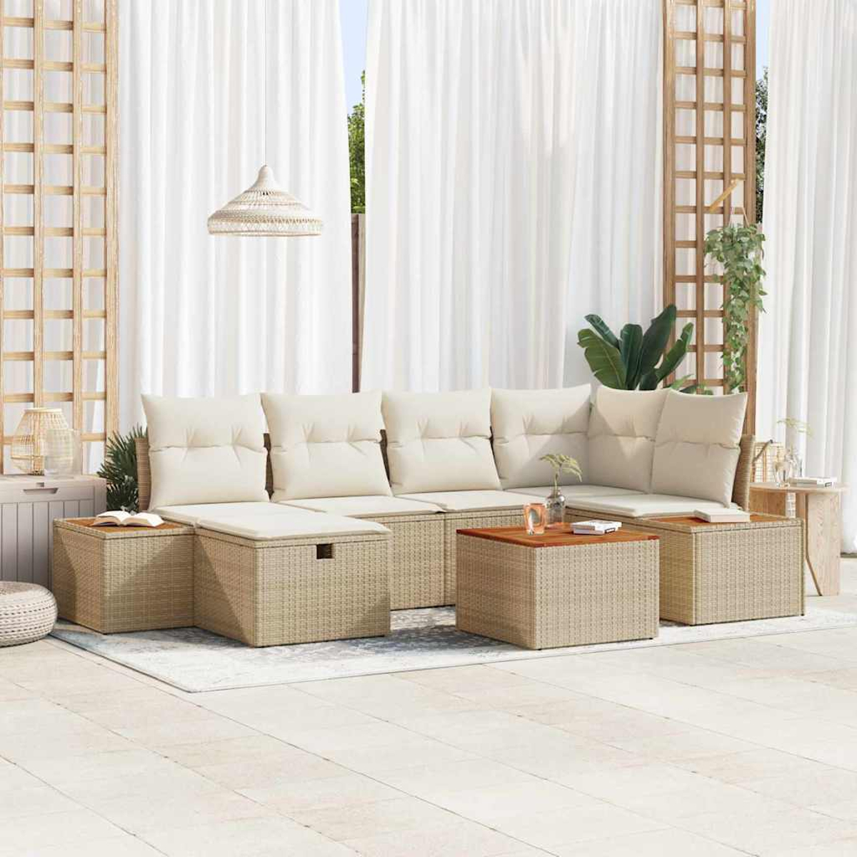 Gartenmöbel-Set mit beigefarbenen Kissen, Korbbasis, Couchtisch und weißen Vorhängen im Hintergrund. Natürliches Licht.