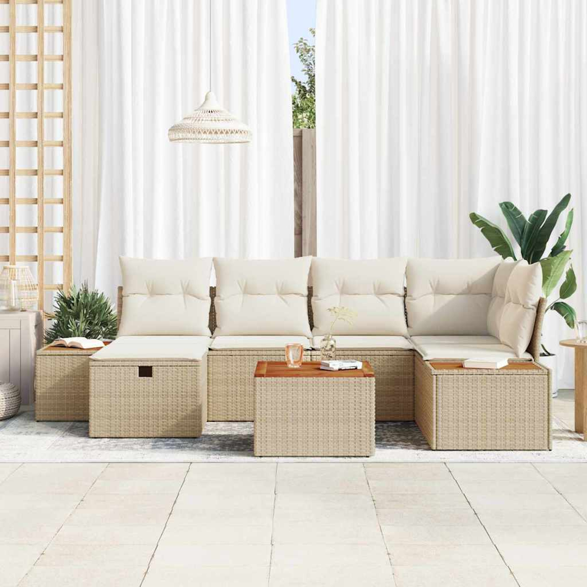 Outdoor-Ecksofa mit beigen Kissen, zwei quadratischen Holztischen, einer Hängelampe und weißen Vorhängen im Hintergrund.