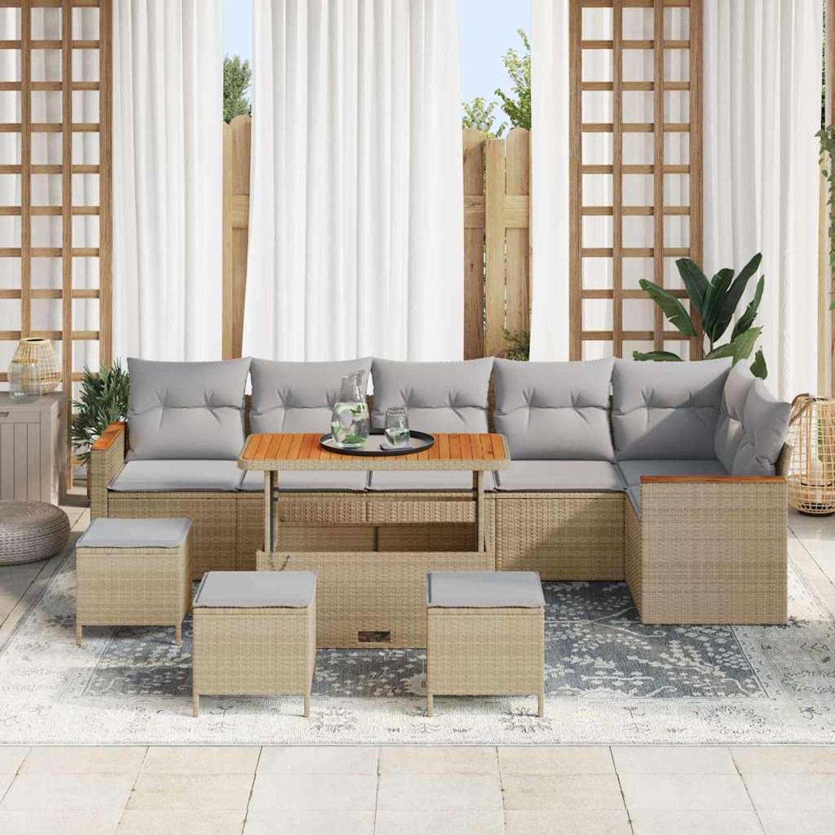 Set divano angolare da esterno con cuscini grigi e tavolo in legno. Include pouf, piante e tappeto.