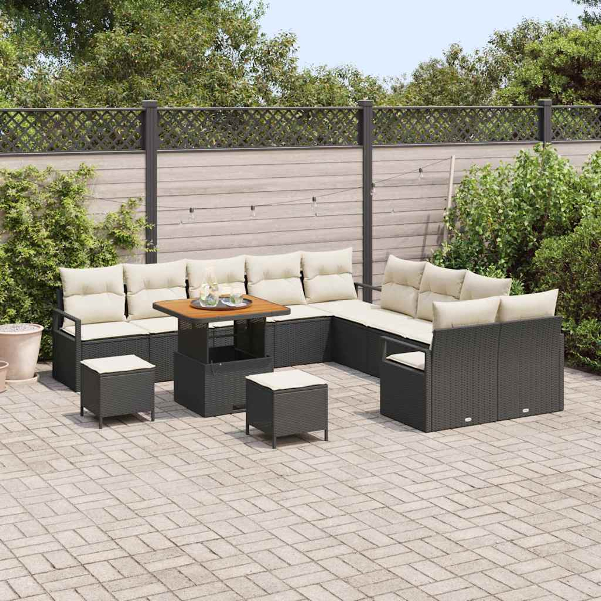 Garten-Set mit schwarzen Möbeln, beigefarbenen Kissen, einem Holztisch und passenden Hockern. Im Hintergrund ein Zaun und Grün.