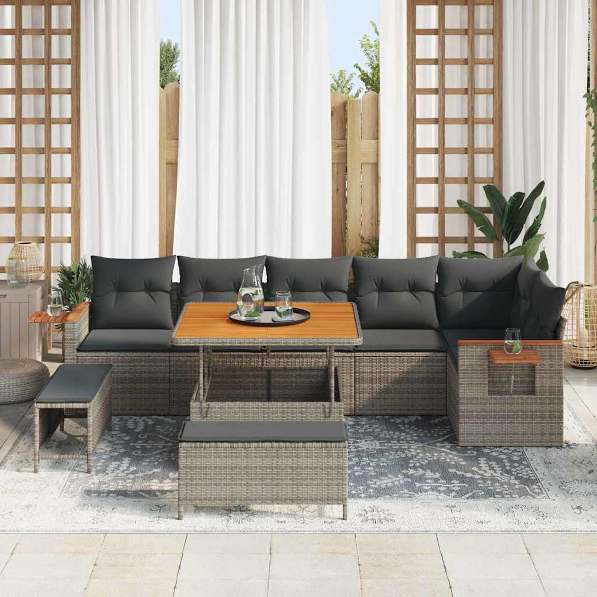Outdoor-Ecksofa mit grauen Kissen, einem Holztisch mit Getränken und einem grauen Teppich auf einer Terrasse mit weißen Vorhängen.