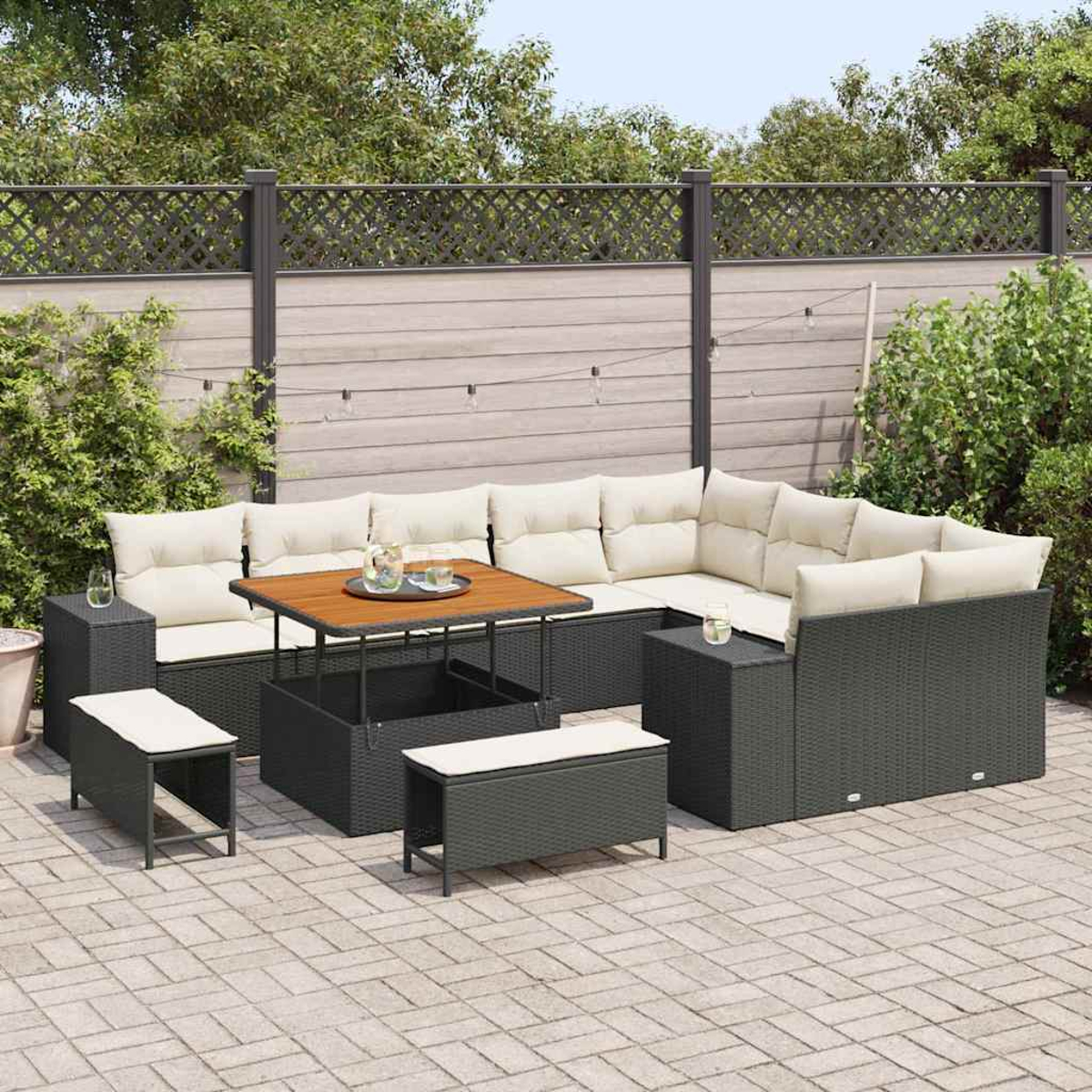 Outdoor-Ecksofa mit beigefarbenen Kissen und Holztisch. Enthält zwei kleine Bänke und zwei Beistelltische. Auf einer gepflasterten Terrasse.