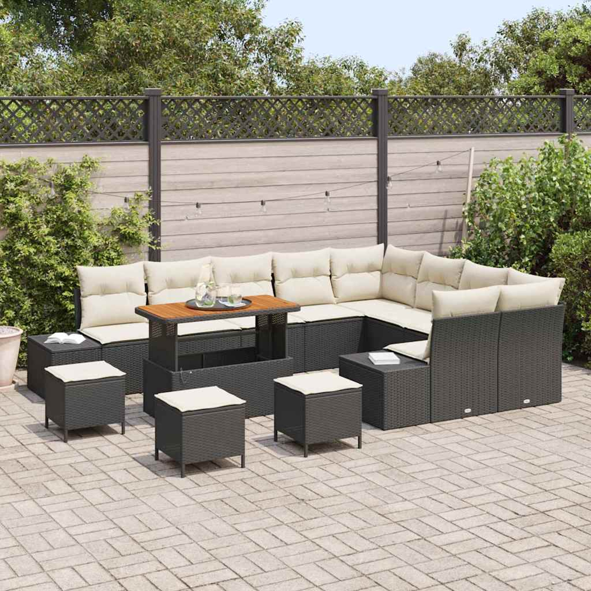 Outdoor-Ecksofa-Set mit beigen Kissen, einem Holztisch und Hockern auf einer Terrasse. Im Hintergrund befinden sich ein Zaun und Grün.