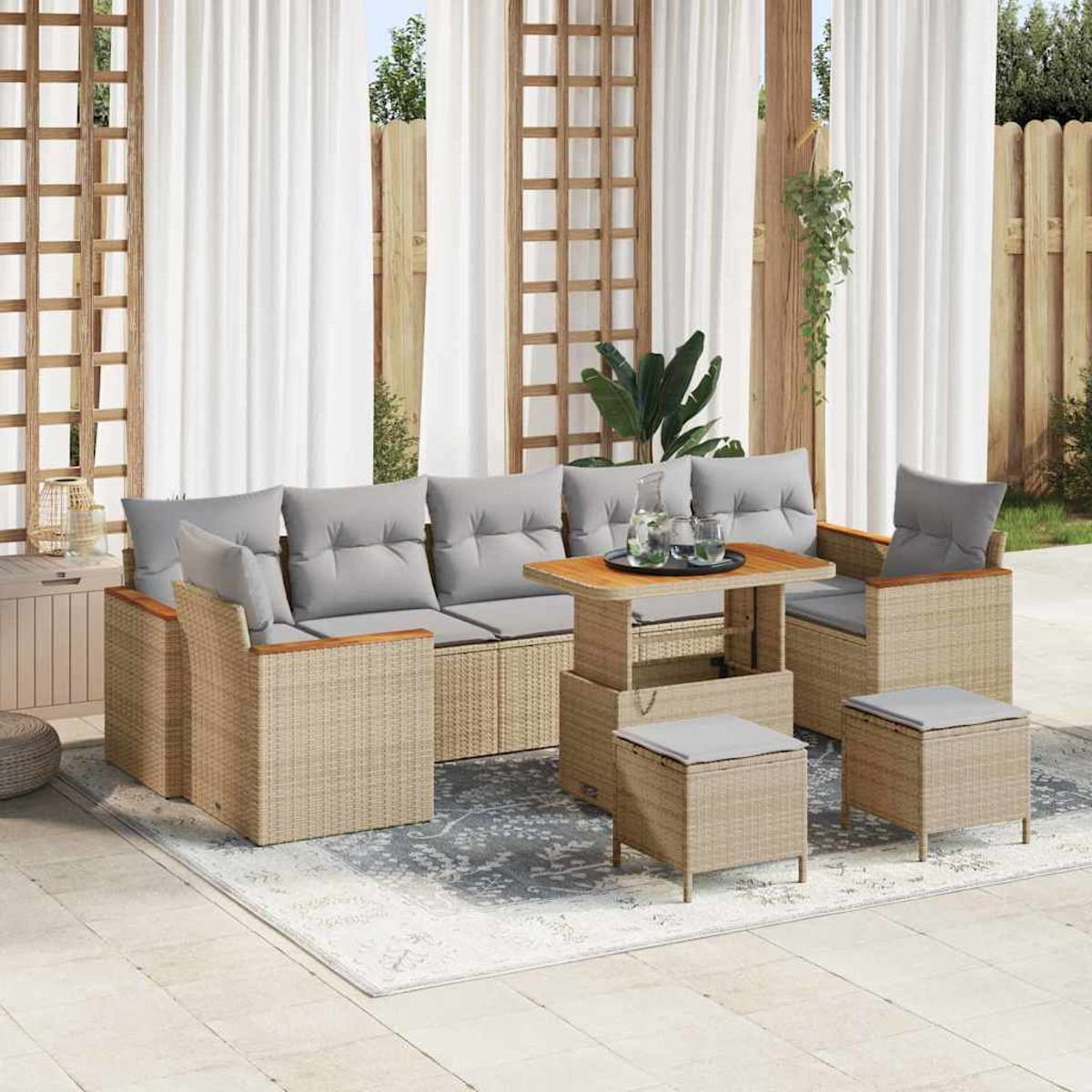 Garten-Terrassenset mit hellbraunen Korbmöbeln, grauen Kissen und einem Holztisch. Beinhaltet ein Sofa, Stühle und Hocker.