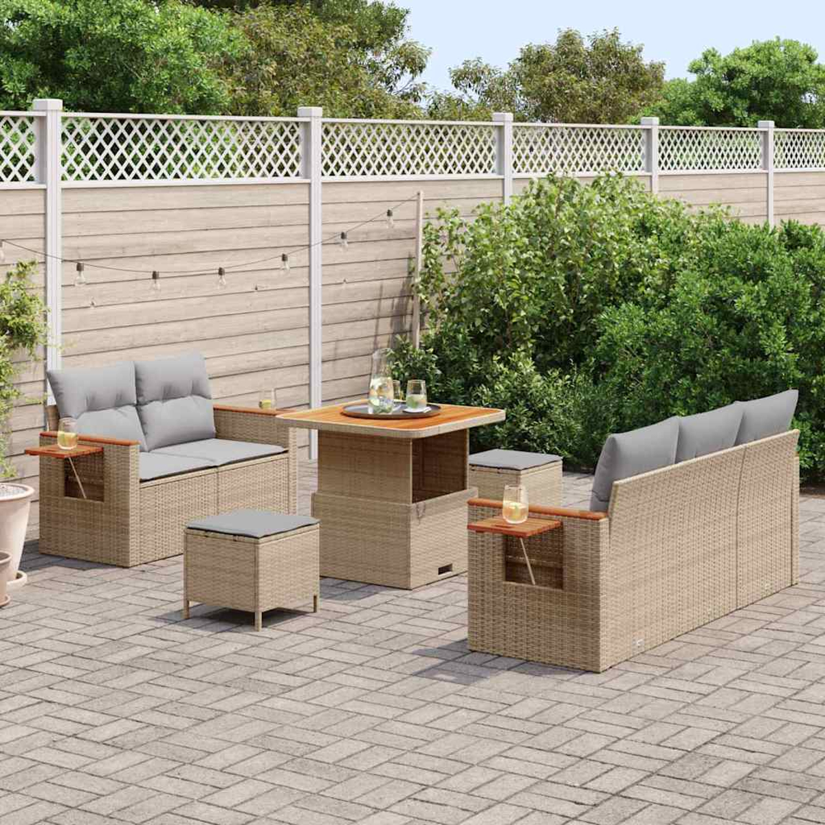 Set patio esterno con due divani, un tavolo e uno sgabello. Il set è beige con cuscini grigi e su un patio in mattoni.