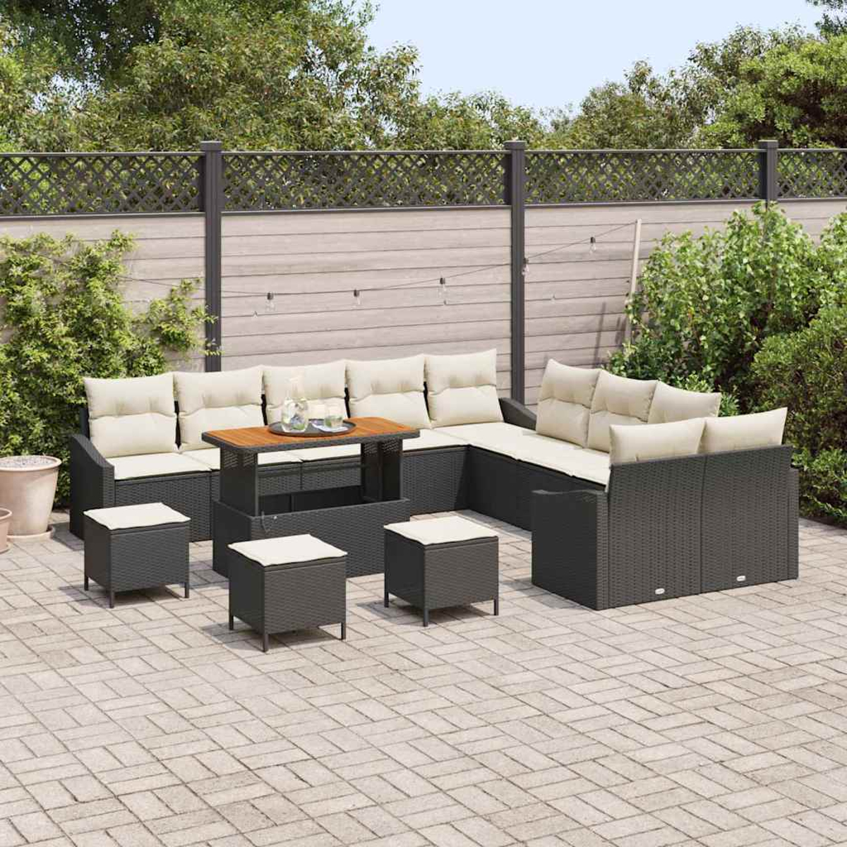 Garten-Terrassenset mit dunkelgrauen Korbsesseln, beigefarbenen Kissen, einem Holztisch und quadratischen Hockern auf einer gepflasterten Terrasse.