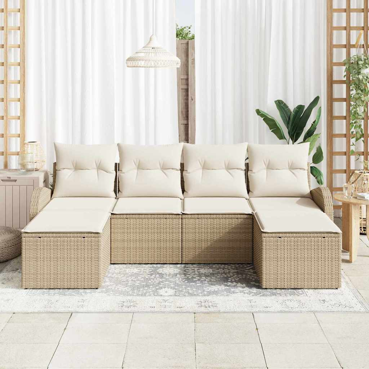Beiges Outdoor-Ecksofa mit cremefarbenen Kissen. Weiße Vorhänge, eine Hängelampe und ein Teppich vervollständigen die Szene.