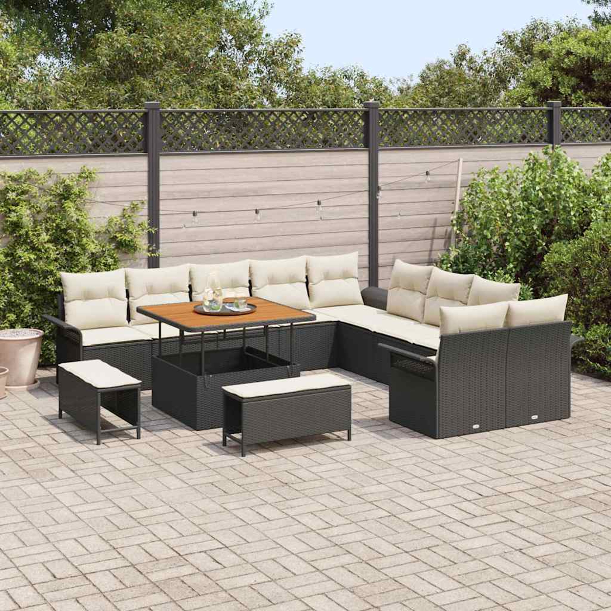 Garten-Terrassenset mit schwarzen gewebten Möbeln, beigefarbenen Kissen und einem Holztisch. Auf einer Ziegelterrasse mit Zaun und Grün im Hintergrund.