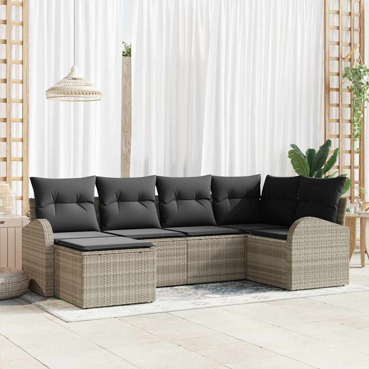 Outdoor-Ecksofa mit grauen Kissen. Weiße Vorhänge im Hintergrund, eine Hängelampe und eine Pflanze rechts.