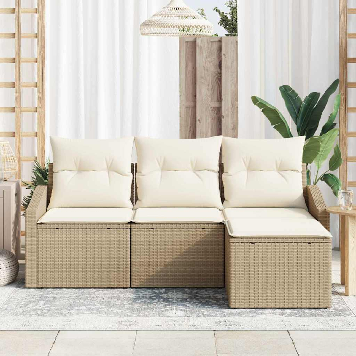 Sofá seccional exterior con cojines beige. Cortina blanca y valla de madera al fondo. Una lámpara cuelga encima.