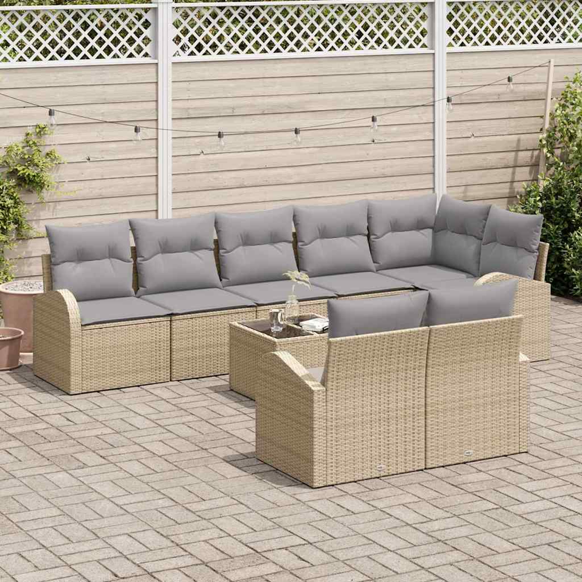 Gartenmöbel-Set aus Rattan mit grauen Kissen auf einer Backstein-Terrasse. Enthält ein Ecksofa, ein Sofa und einen Couchtisch, alles beige.