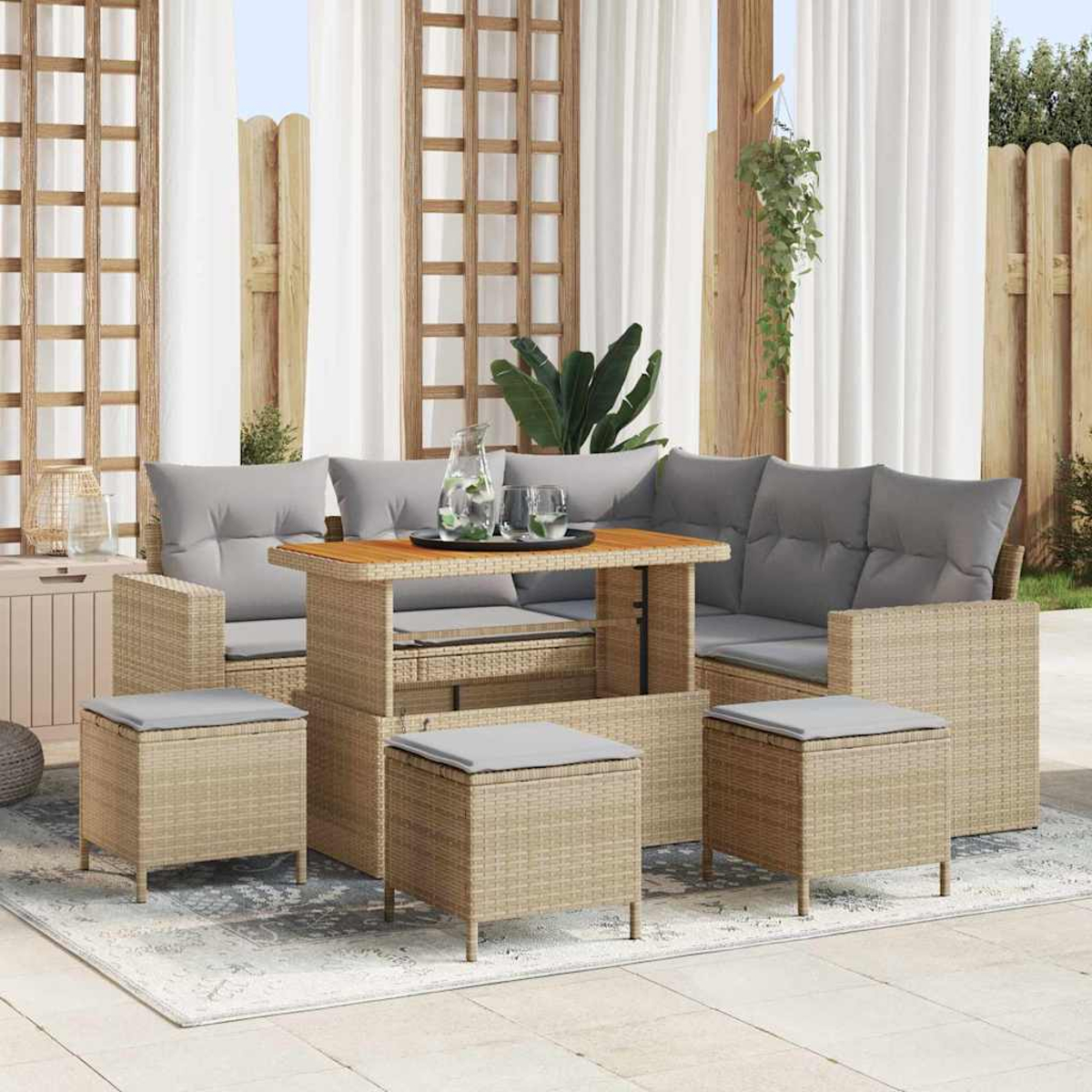 Terrassenset: Rattan-Sofa, Tisch und Ottomanen mit grauen Kissen. Enthält eine Wasserkaraffe und Gläser auf dem Tisch.