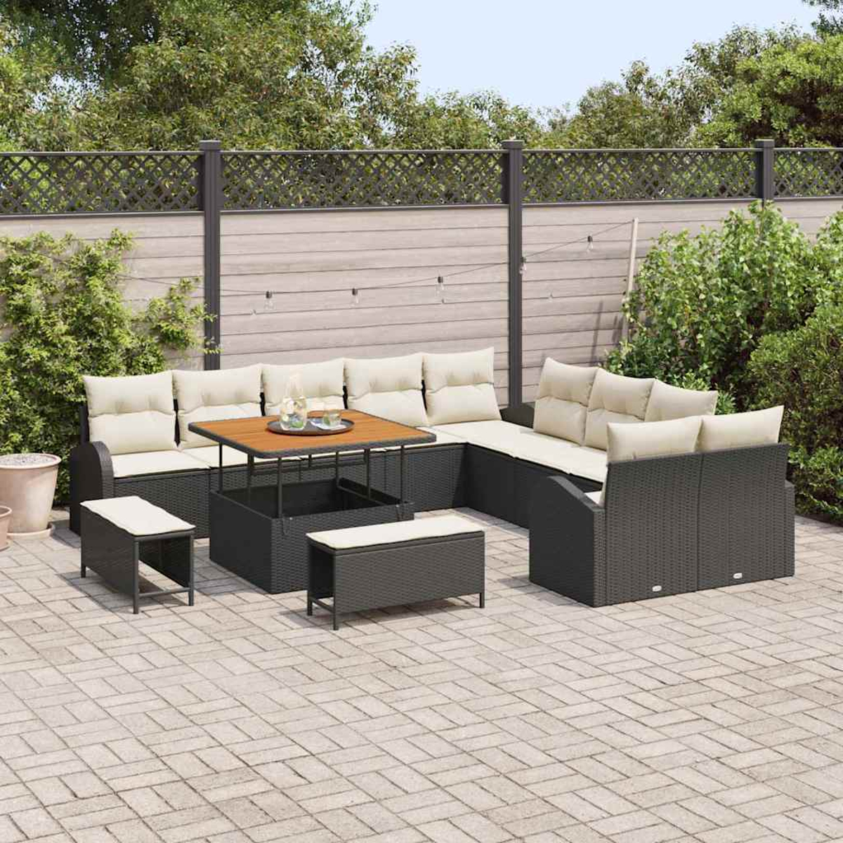 Gartenmöbel-Set aus Korbgeflecht auf einer Terrasse. Enthält Ecksofa, Couchtisch und Bänke. Hintergrund: Zaun, Bäume und Grün.