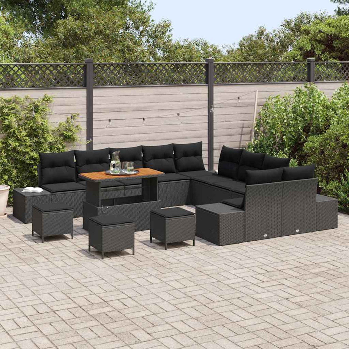 Gartenmöbel-Set auf einer Terrasse. Enthält ein dunkelgraues Ecksofa aus Korbgeflecht mit schwarzen Kissen, Ottomanen und einem Holztisch.