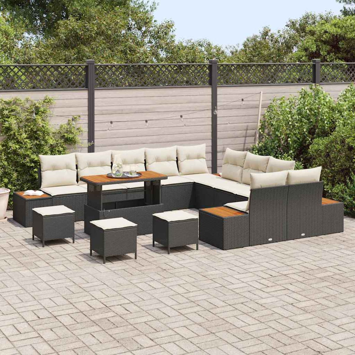 Sofá seccional para exteriores con cojines beige y detalles de madera. Incluye otomanas y una mesa de centro, sobre un patio de ladrillos, con una valla al fondo.