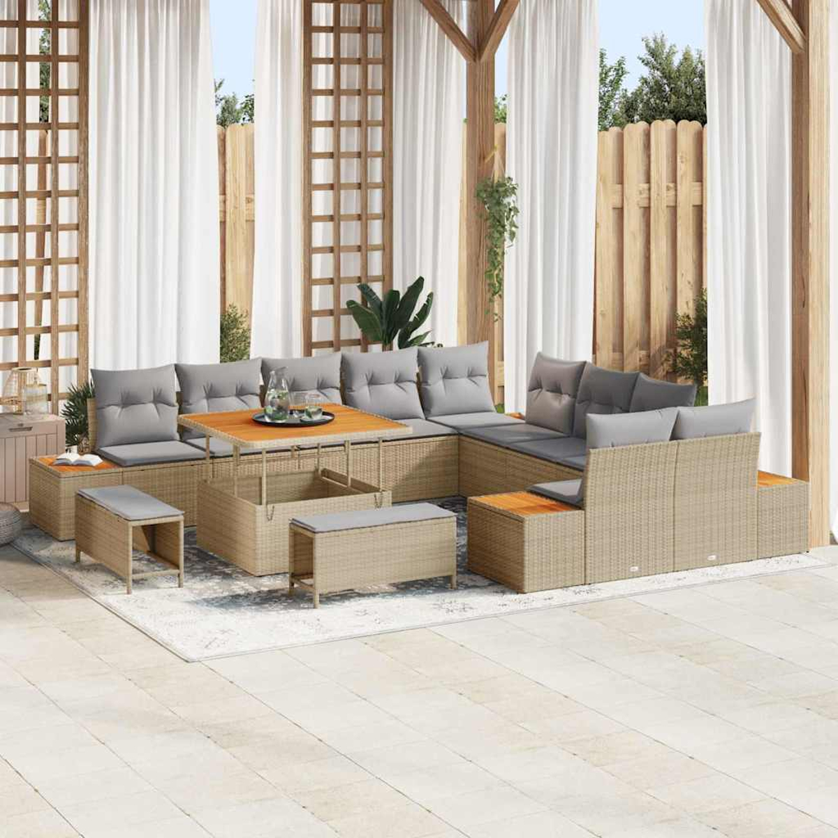Outdoor-Ecksofa mit grauen Kissen und einem Holztisch. Vorhänge und Holzgitter schaffen eine Gartenkulisse.