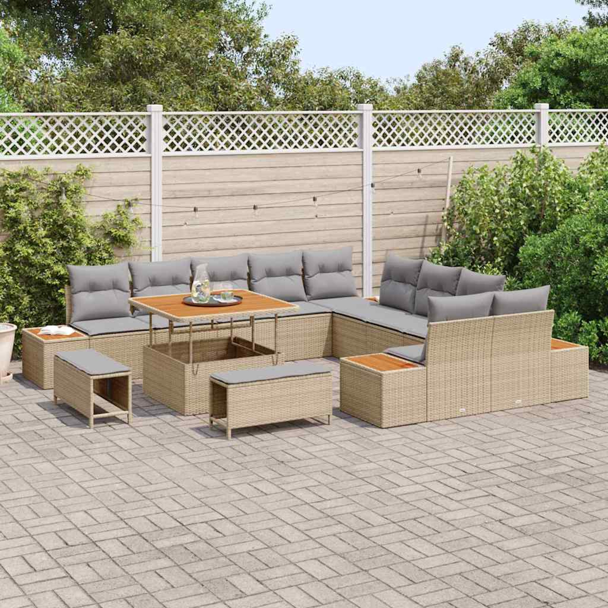 Garten-Sitzgruppe mit hellbraunen Korbmöbeln, grauen Kissen und einem Holztisch auf einer gepflasterten Terrasse, mit weißem Zaun.