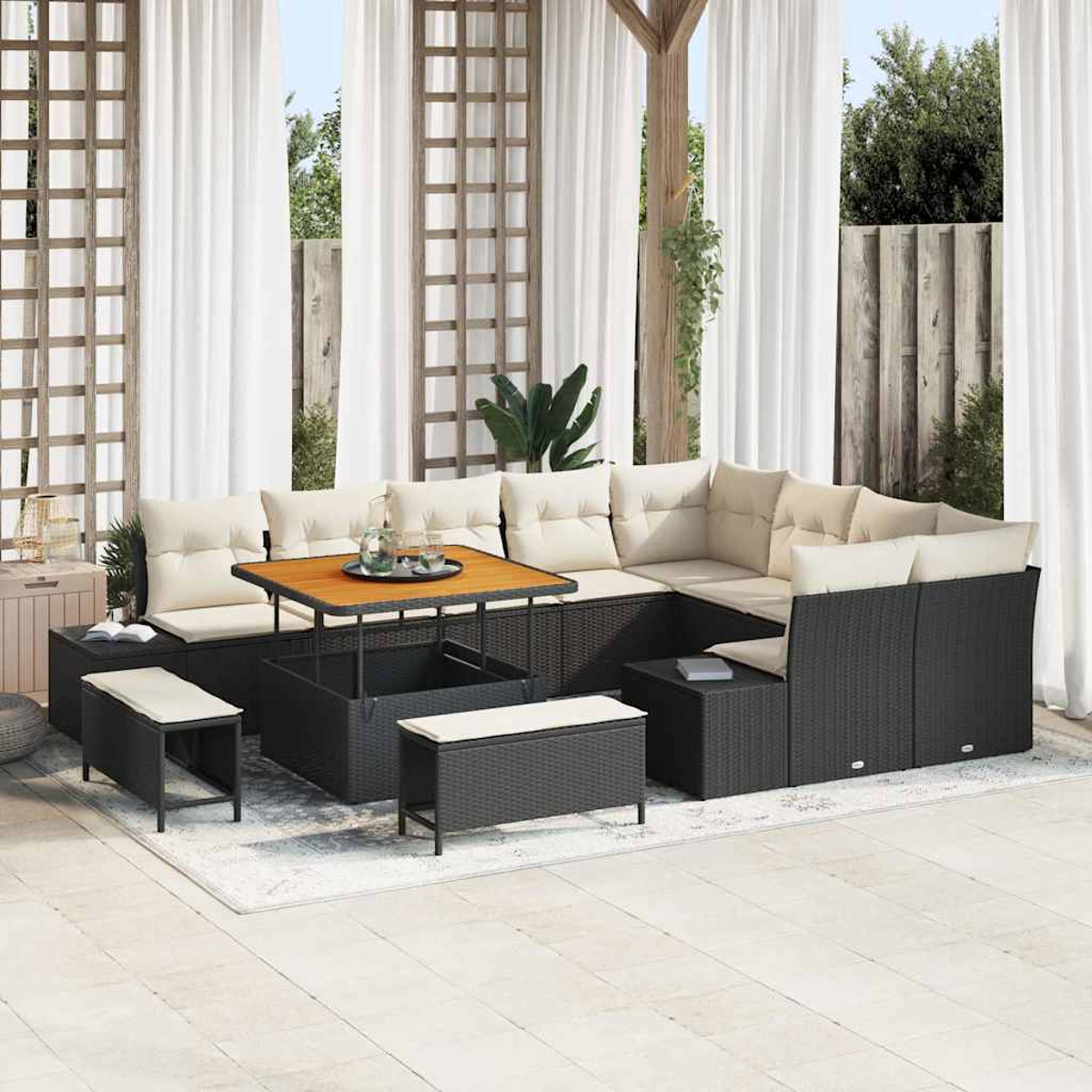Outdoor-Ecksofa-Set mit beigen Kissen, einem Holztisch und zwei Bänken. Weiße Vorhänge im Hintergrund.