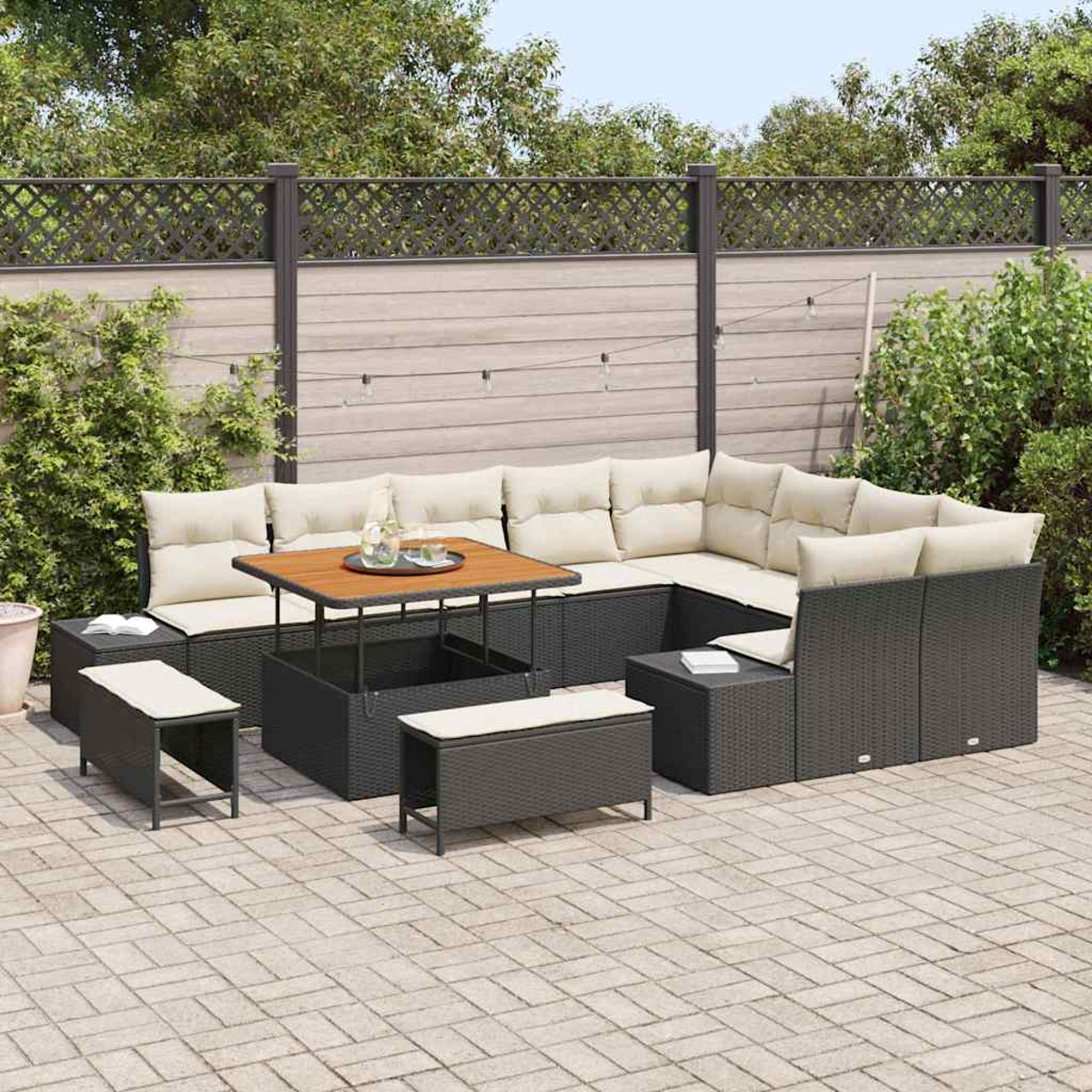 Outdoor-Ecksofa-Set mit Couchtisch und Ottomanen. Beige Kissen, dunkles Korbgeflecht, Tischplatte aus Holz, auf einer gepflasterten Terrasse, vor einem Zaun.