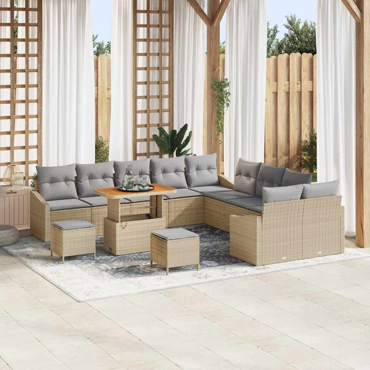 Outdoor-Ecksofa mit grauen Kissen, kleinem Tisch und Ottomanen. Weiße Vorhänge, Holzgitter und ein Zaun bilden den Hintergrund.