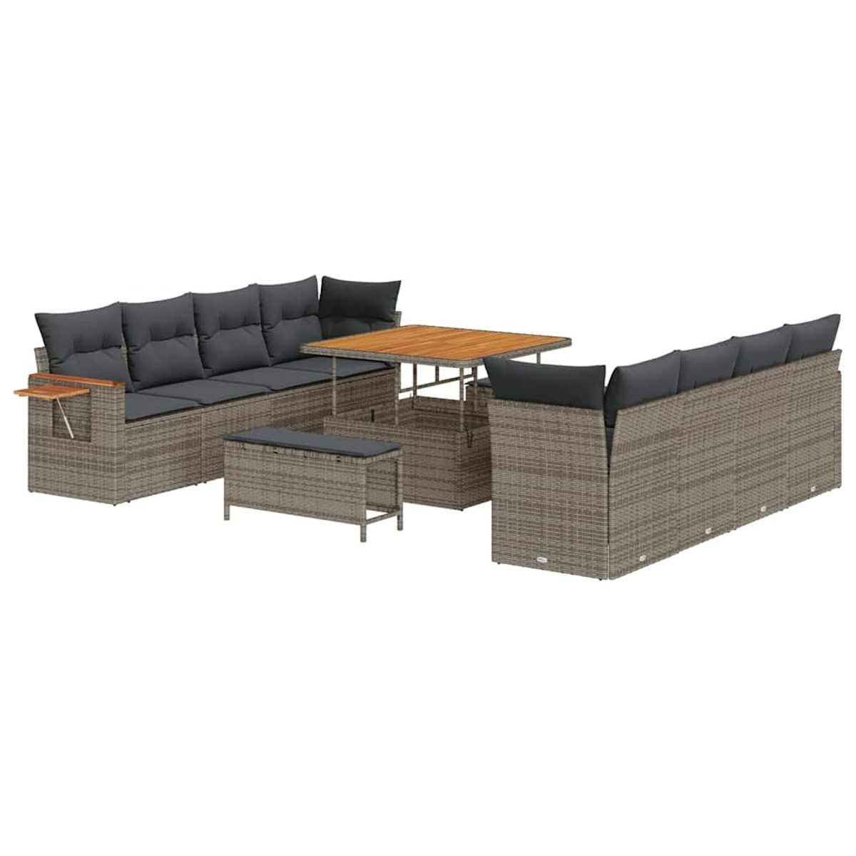 Set di mobili da esterno: divani in vimini grigi, tavolo e panca con cuscini grigio scuro. Piano del tavolo in legno.