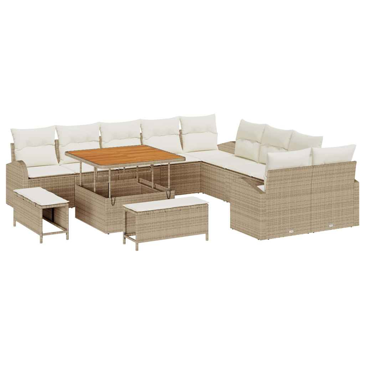 Un divano angolare da esterno in vimini beige con cuscini bianchi, un tavolo in legno e due pouf abbinati.