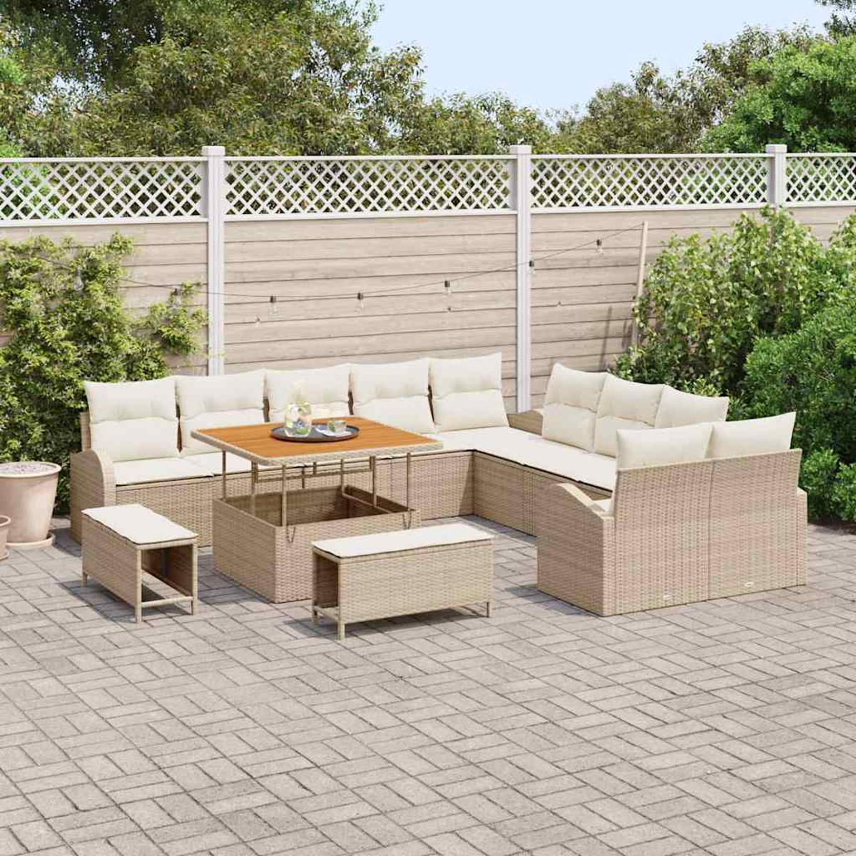 Un set da patio con mobili in vimini beige, cuscini bianchi e un tavolo in legno. Lo sfondo comprende una recinzione bianca e vegetazione.
