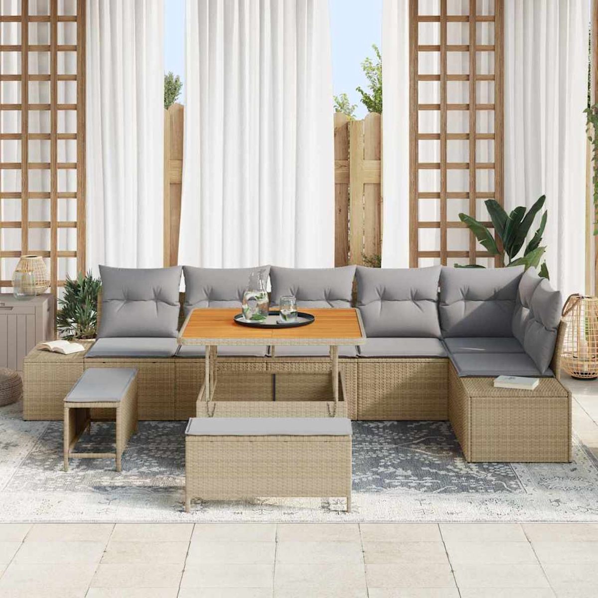Outdoor-Sitzbereich mit einem Korbsessel, einem Holztisch und grauen Kissen. Weiße Vorhänge und Gitterhintergrund sind sichtbar.