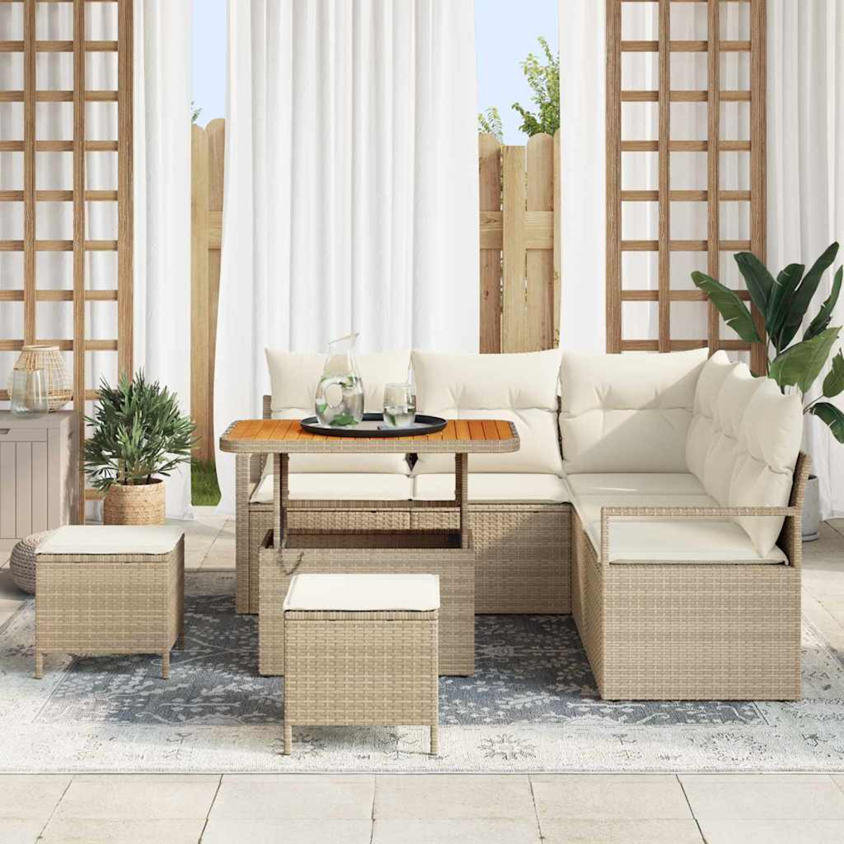 Terrassengarnitur mit beigen Korbmöbeln, weißen Kissen und einem Holztisch. Enthält Sofa, Ottomane und Pflanzen.