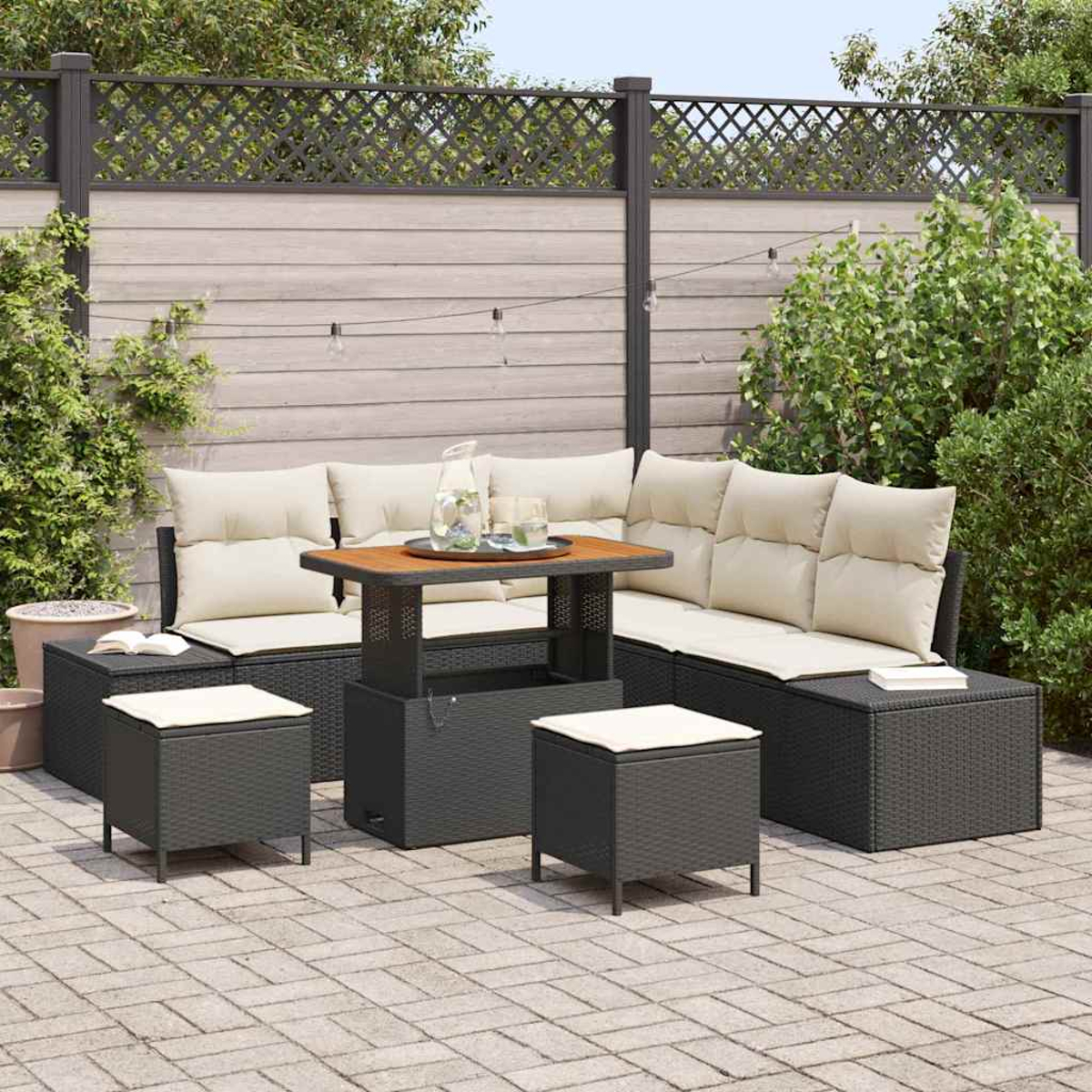 Gartenmöbel-Set auf einer gepflasterten Terrasse mit Tisch, Sitzgelegenheiten und Hockern. Im Hintergrund sind Zaun und Grün.