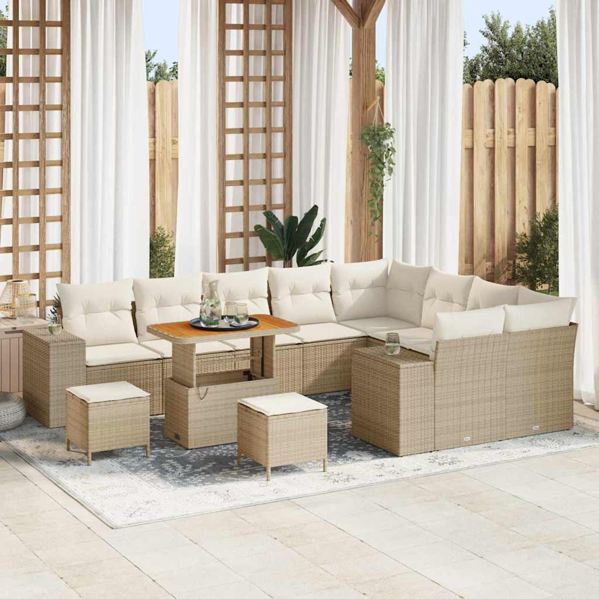 Outdoor-Ecksofa mit cremefarbenen Kissen und einem Holztisch, auf einem gemusterten Teppich. Weiße Vorhänge und Holzgitter im Hintergrund.