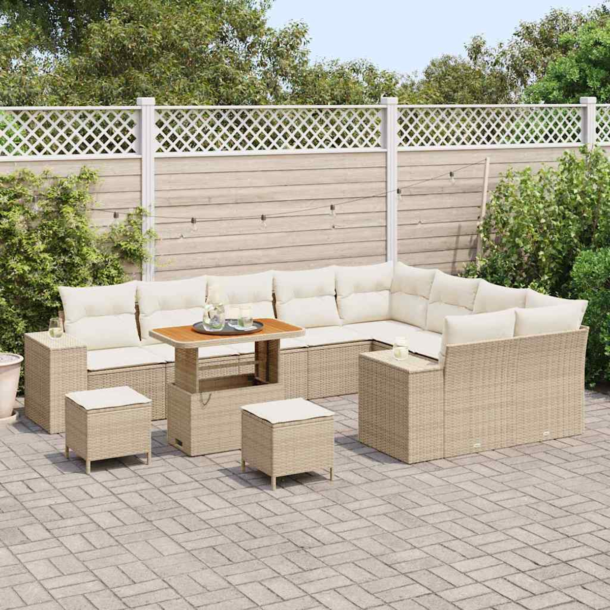 Terrassenset mit beigefarbenen Kissen und Korbgeweben. Enthält Tisch, Ottomanen und ein Ecksofa auf einer Steinpflasterterrasse mit Zaun.