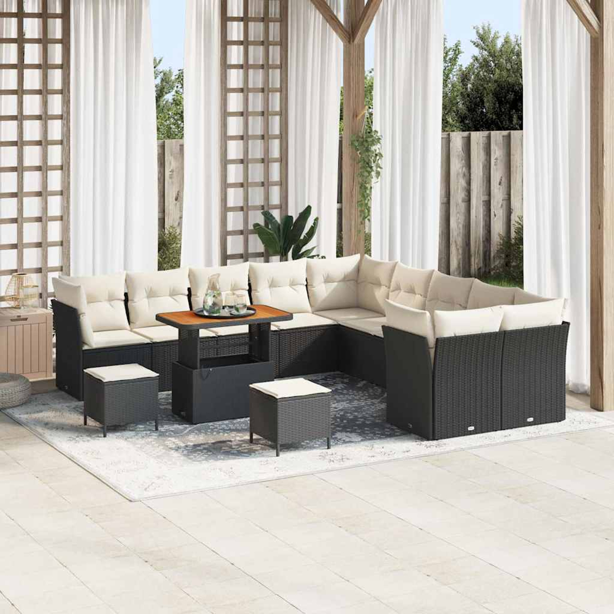 Garten-Terrassenset mit schwarzer Korbmöbel, beigen Kissen und einem Holztisch. Inklusive Teppich und Vorhängen mit Grün.