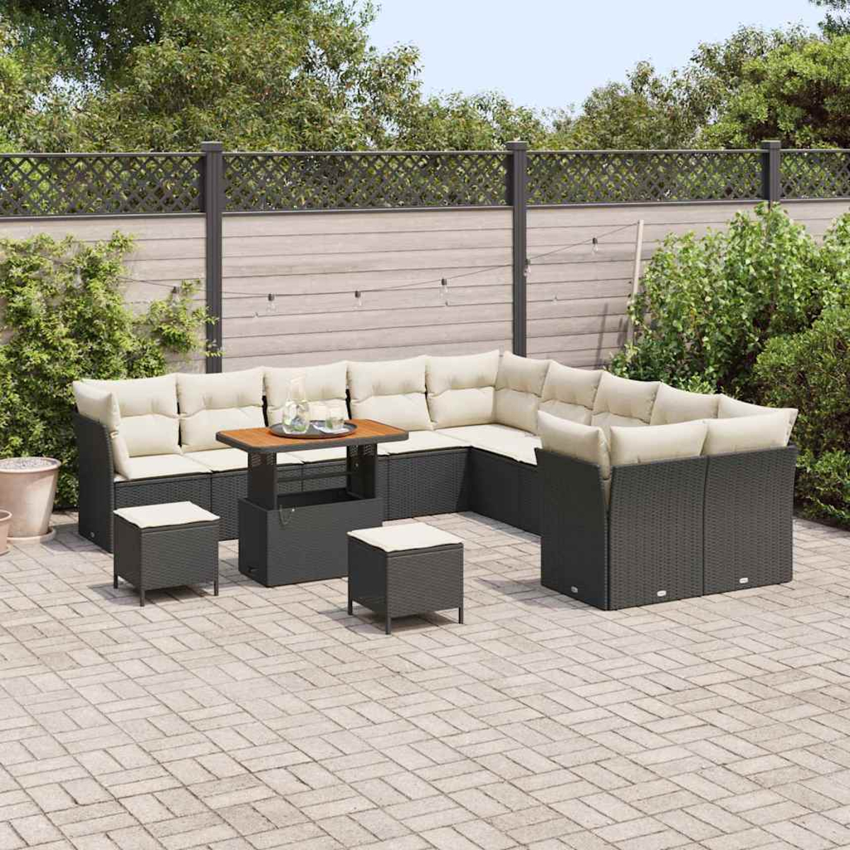 Outdoor-Ecksofa mit beigefarbenen Kissen und einem Holztisch. Zwei kleine Hocker und ein Zaun im Hintergrund. Terrasse mit Ziegelpflaster.