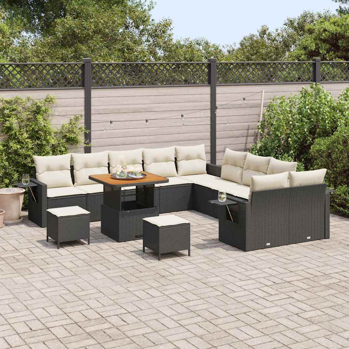 Juego de patio al aire libre. Sofá tejido gris oscuro con cojines beige y una mesa de madera. Sobre un patio de ladrillos, con follaje al fondo.
