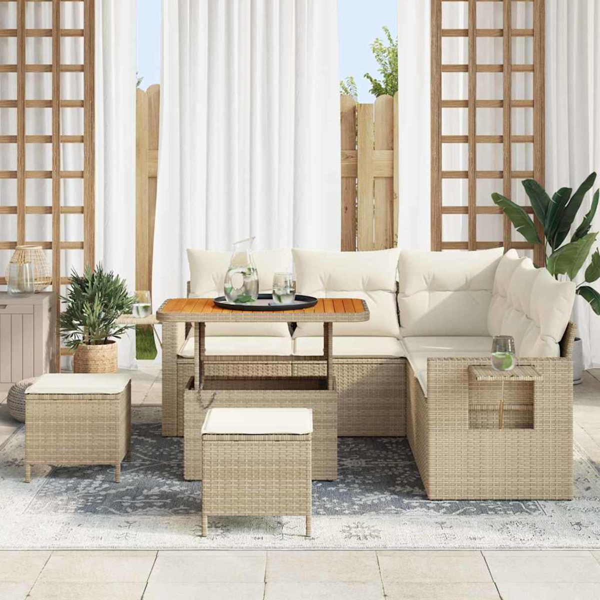 Gartenmöbel-Set aus Korbgeflecht mit Kissen, Tisch und Hockern. Enthält Pflanzen, Getränke, Vorhänge und ein dekoratives Holzgitter im Hintergrund.