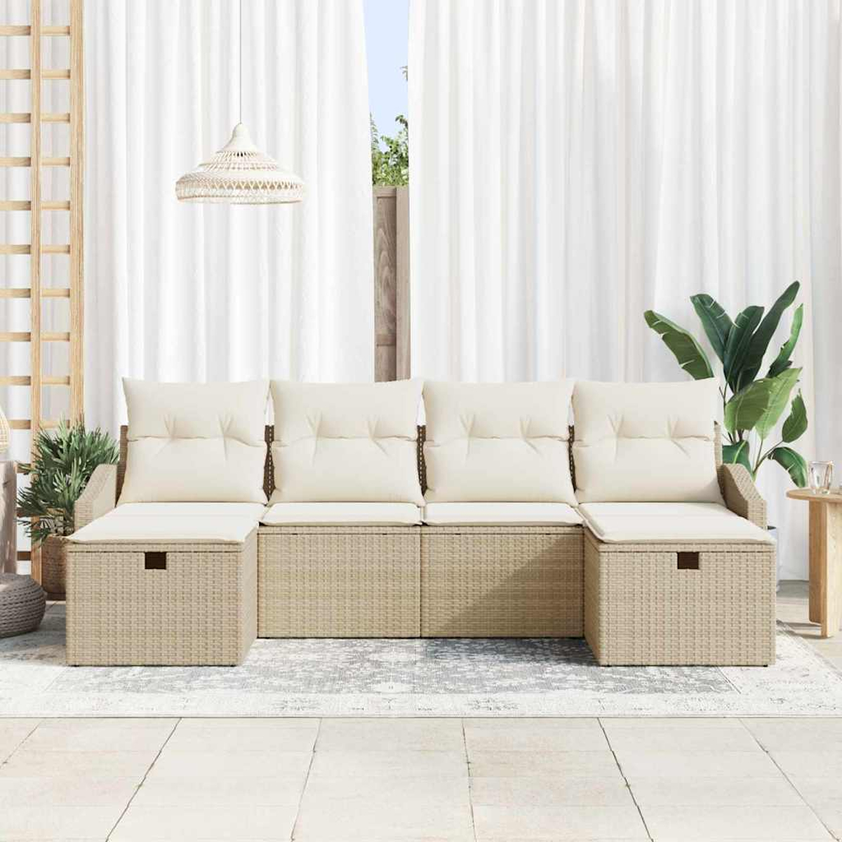 Ein hellbeige Outdoor-Ecksofa mit cremefarbenen Kissen steht auf einem gemusterten Teppich. Weiße Vorhänge und eine Hängelampe sind im Hintergrund.