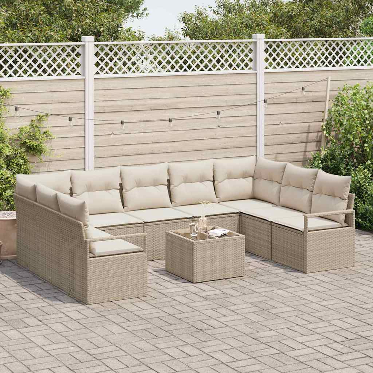 Terrassen-Set: beigefarbenes Korbmöbel-Sofa mit Kissen, kleiner Tisch und Ziegel-Patio. Holzzaun im Hintergrund.