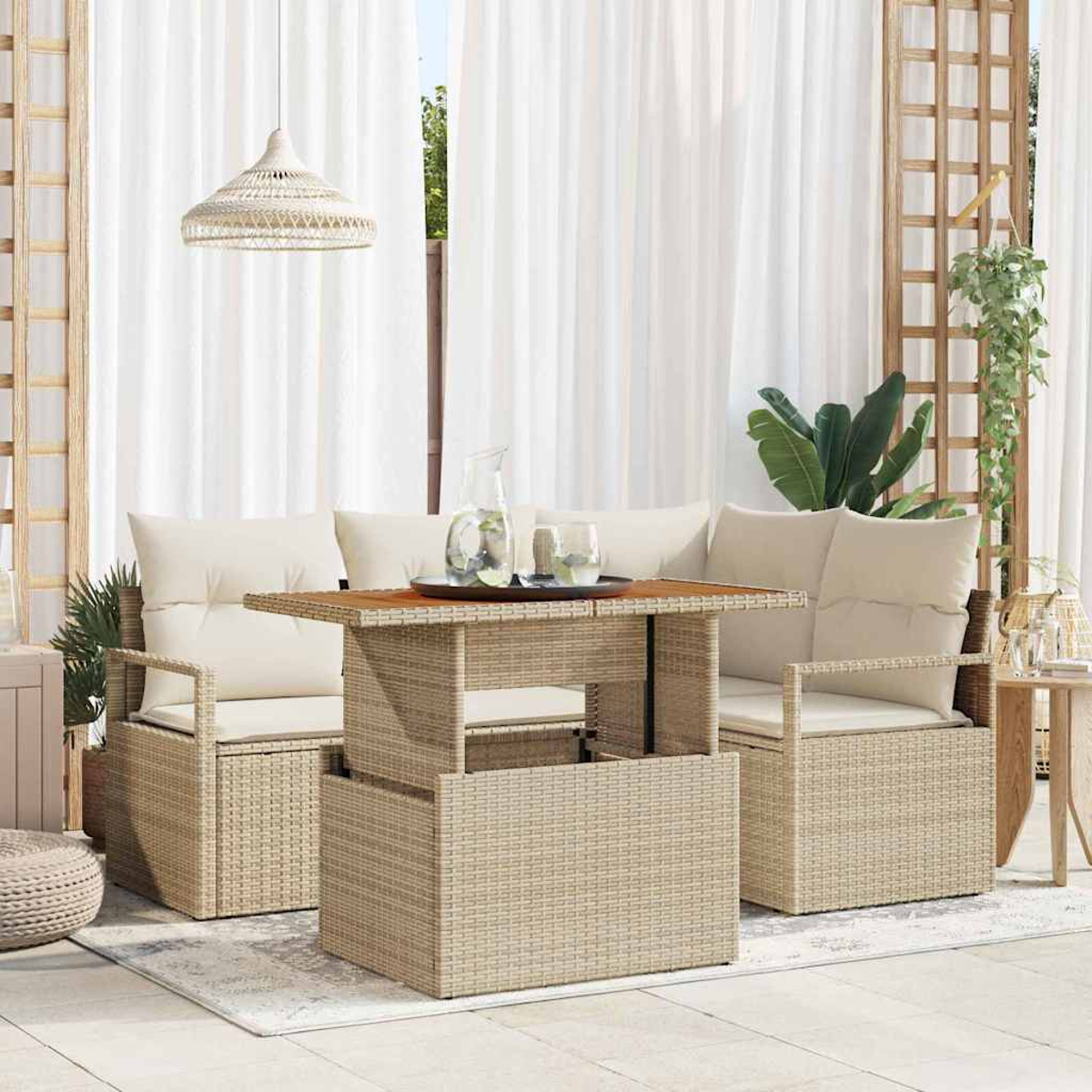 Gartenmöbel-Set mit Tisch und Sitzgelegenheiten. Tisch hat Getränke. Weiße Vorhänge und Pflanzen im Hintergrund.