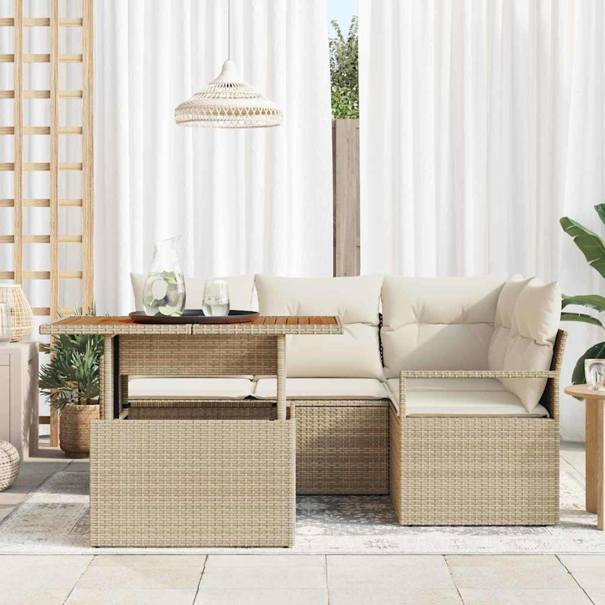Outdoor-Wicker-Möbel-Set mit Tisch und Sofa, beige Kissen, weiße Vorhänge und eine Hängelampe in einer hellen Umgebung.
