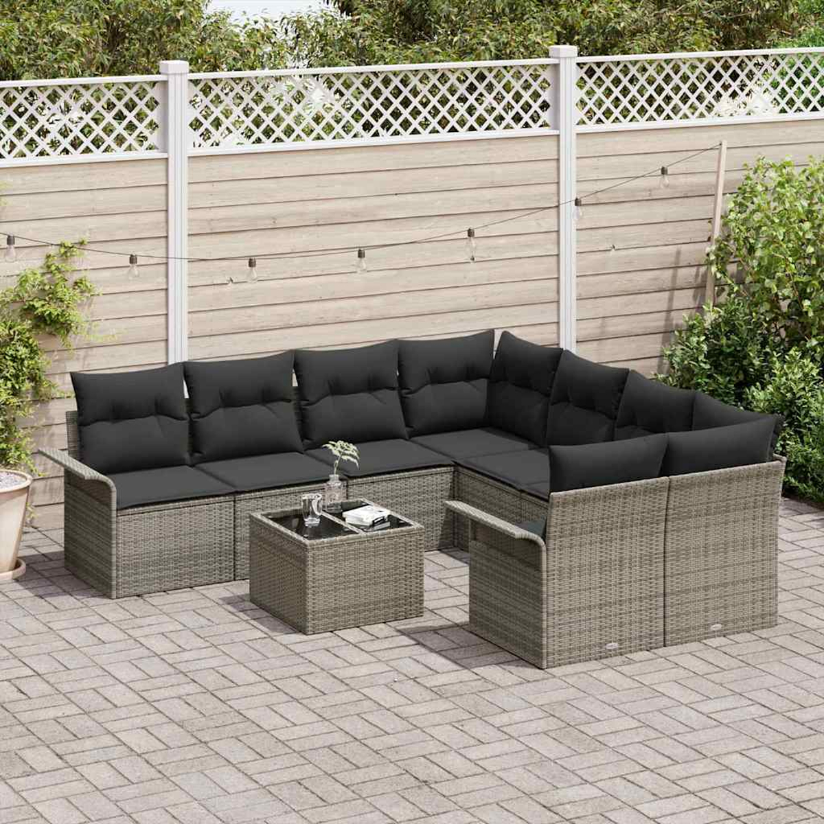 Eine Außenszene mit einem grauen Ecksofa und einem quadratischen Tisch auf einer Ziegelterrasse. Ein weißer Gitterzaun bildet den Hintergrund.