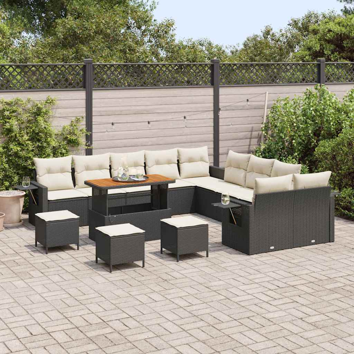 Outdoor-Sitzgruppe mit dunkelgrauen Korbmöbeln, beigen Kissen und einem Holztisch auf einer Ziegelterrasse. Grüne Pflanzen im Hintergrund.