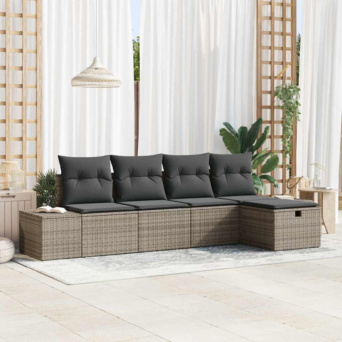 Outdoor-Ecksofa mit grauen Kissen. Weiße Vorhänge und eine Hängelampe im Hintergrund. Pflanzen und ein Beistelltisch sind vorhanden.