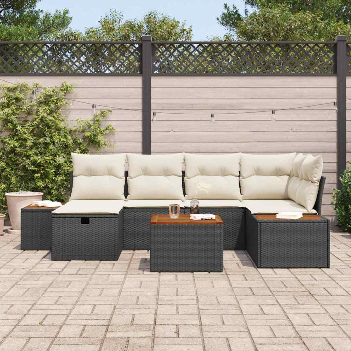 Outdoor-Ecksofa mit cremefarbenen Kissen und dunkelgrauem Korbgeflecht. Holztische und eine Ziegelterrasse befinden sich im Vordergrund.