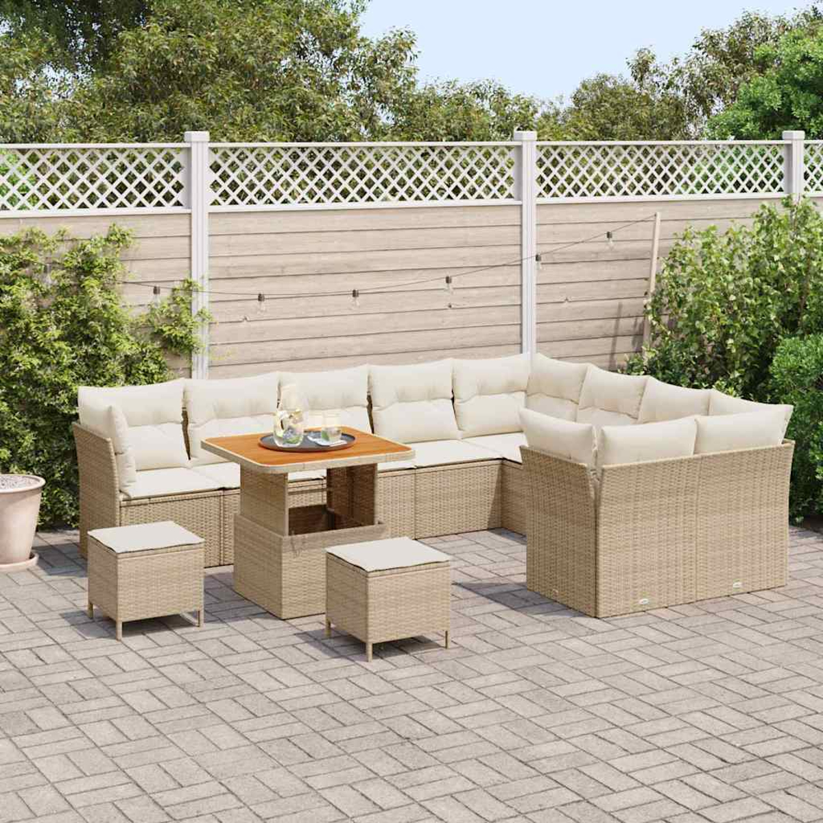 Geflochtenes Outdoor-Ecksofa mit Tisch und zwei Hockern auf einer Ziegelterrasse.