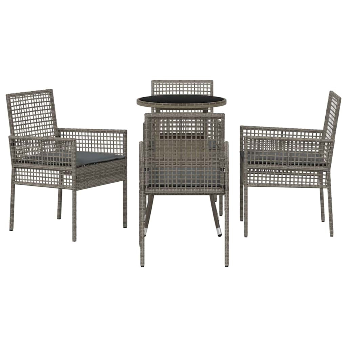 Vierteiliges Terrassenset. Zwei Sessel, ein Tisch und ein Stuhl. Graues Weidengeflecht mit grauen Kissen. Schwarze Tischplatte. Weißer Hintergrund.