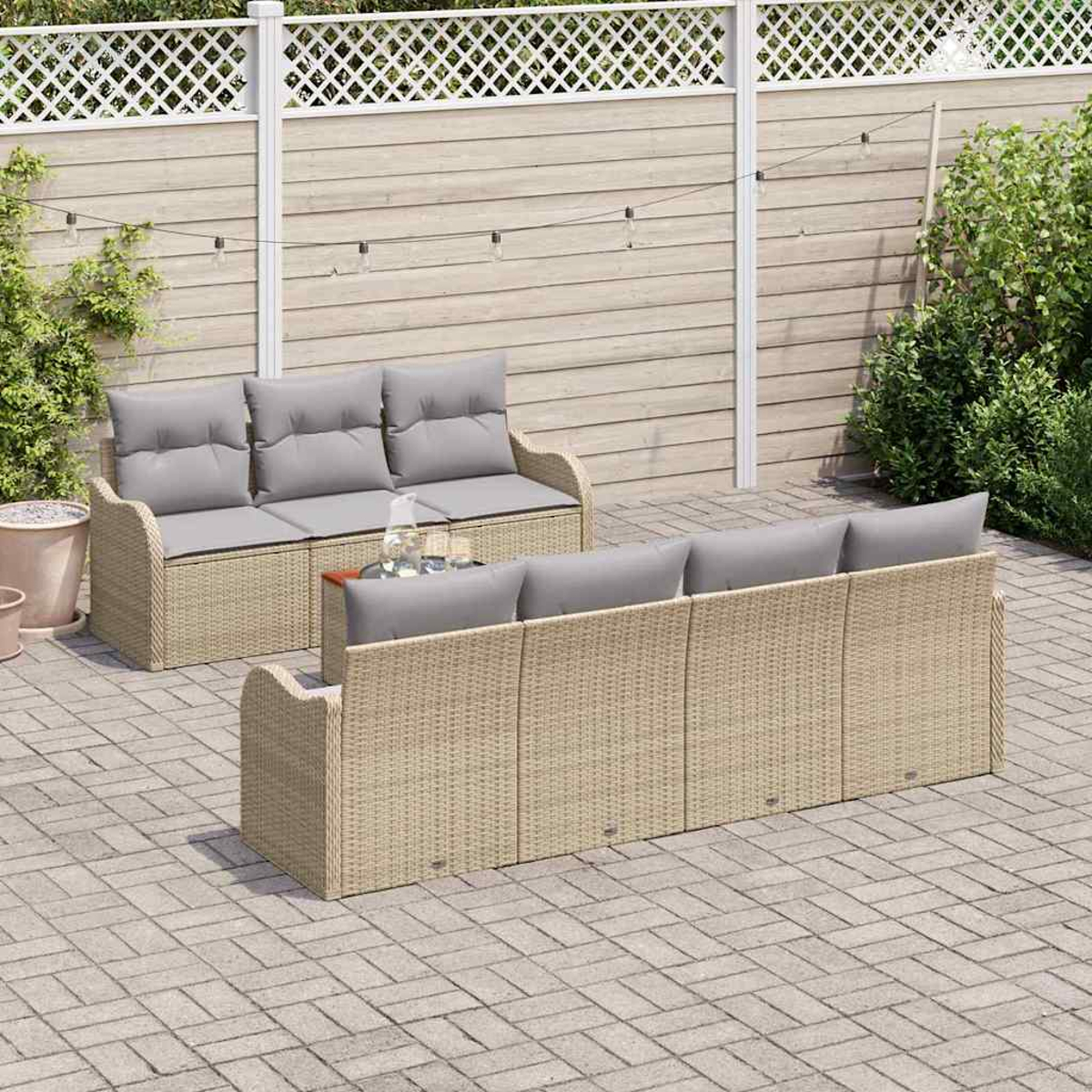 Szene auf der Terrasse im Freien mit zwei beigefarbenen Korbsitzgruppen mit grauen Kissen. Im Hintergrund ein Holzzaun mit Gitteraufsatz.