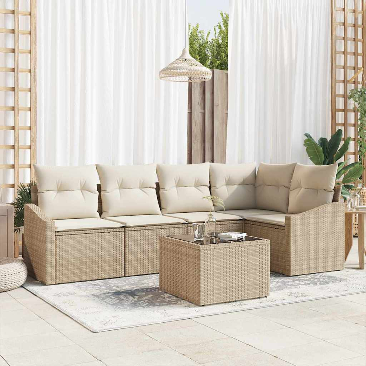 Outdoor-Ecksofa mit beigen Kissen, einem Couchtisch und weißen Vorhängen. Die Szene ist eine Außenterrasse.