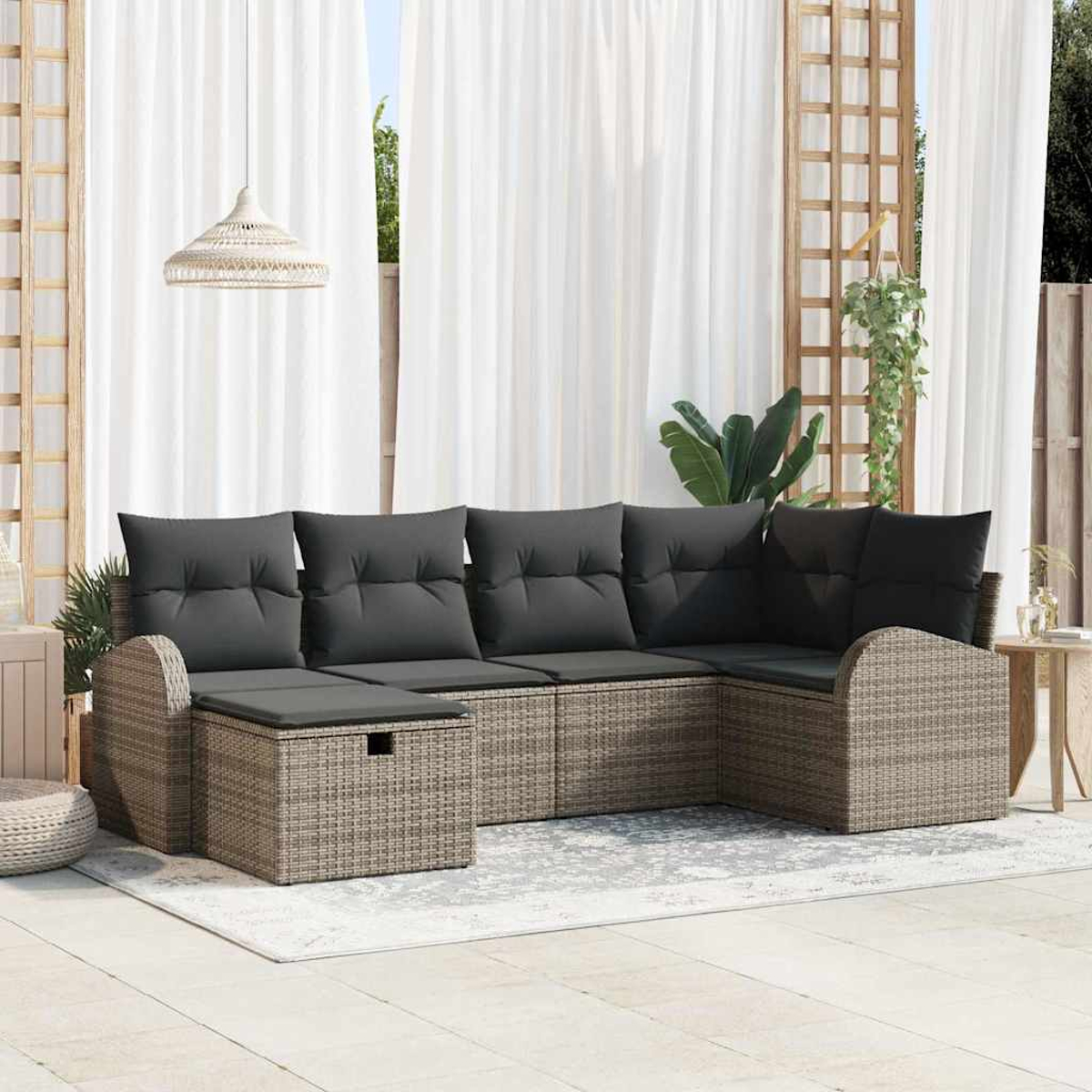 Outdoor-Ecksofa mit grauen Kissen. Weiße Vorhänge, Hängelampe und Holzgitter. Die Szene ist eine Terrasse im Freien.