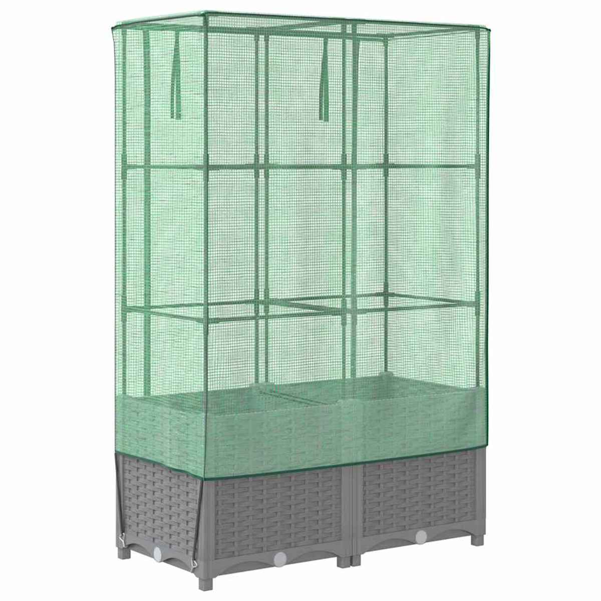 Una copertura per piante a rete verde è appoggiata su una fioriera grigia. La struttura ha un telaio rettangolare. La copertura e la scatola sono a terra.